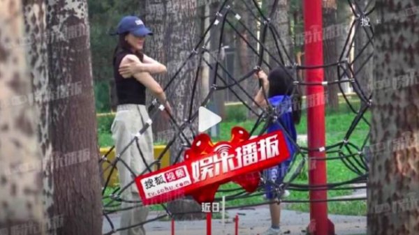 金多多 高圆圆陪女儿在公园打闹玩耍 画面温馨有爱